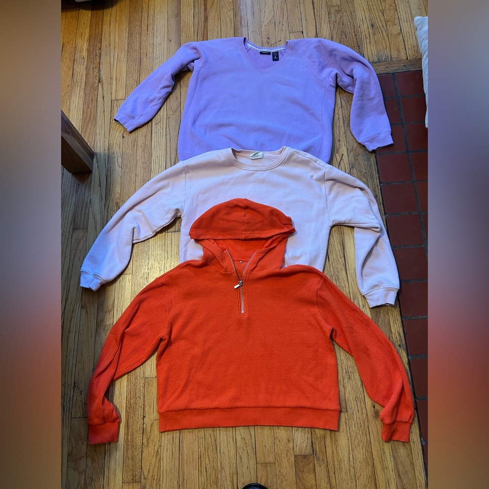 3 cropped sweatshirts for 15$ ,Izod and Gap ,stains free and in good condition
